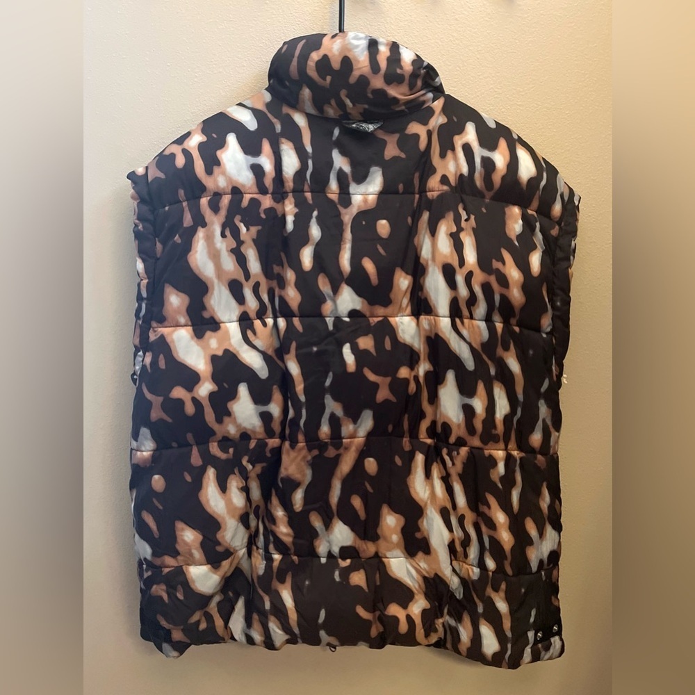 Free People - FP Movement In A Bubble Printed Puffer Vest in Tortoise Shell - Picture 2 of 5